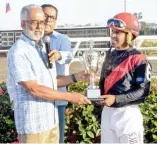  ?? FE ?? Carlos de León, quien montó a Baruch, recibe el trofeo al jinete de la potranca ganadora.