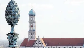  ?? Foto: Ruth Plössel ?? Das ist vertrauter Anblick, wenn die Zirbelnuss wieder auf dem Dach des Rathauses sitzt: Vom Perlachtur­m aus geht der Blick vorbei an der Zirbelnuss auf die Kirche St. Ulrich.
