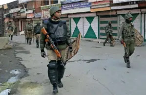  ?? AP ?? Paramilita­ry soldiers patrol a closed market area during a strike in Srinagar on Saturday. —