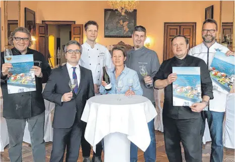  ?? FOTO: AH ?? Die Südlandköc­he tischen im Schloss Montfort auf.