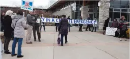  ?? BOB TYMCZYSZYN TORSTAR ?? A small group of protesters outside the Ball’s Falls offices of Niagara Peninsula Conservati­on Authority ahead of the agency’s annual general meeting.