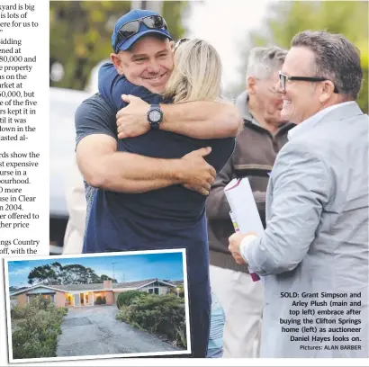  ?? Pictures: ALAN BARBER ?? SOLD: Grant Simpson and Arley Plush (main and top left) embrace after buying the Clifton Springs home (left) as auctioneer Daniel Hayes looks on.