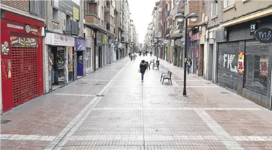  ?? ÁNGEL DE CASTRO ?? Imagen de la calle Delicias de Zaragoza, con la mayoría de sus tiendas cerradas y con apenas gente.