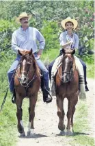  ??  ?? El ex presidente Vicente Fox y su esposa, Marta Sahagún, de paseo.