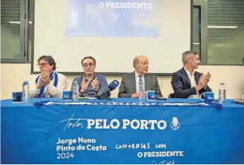  ?? ?? Em Arouca, Pinto da Costa teve a seu lado Vítor Hugo, António Oliveira e Vítor Baía