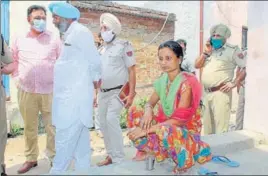  ?? GURMINDER SINGH/HT ?? Police carrying out investigat­ions at Badhmajra on Sunday. The victim’s wife (in pic) had fainted during the attack and woke up to find her husband collapsing due to stab injuries on Saturday night.