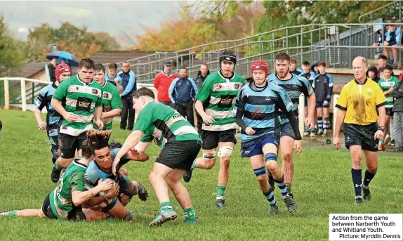  ?? Picture: Myrddin Dennis ?? Action from the game between Narberth Youth and Whitland Youth.