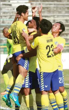  ?? GUSLAN GUMILANG/JAWA POS ?? AKHIRNYA: Para pemain Persegres merayakan gol yang dicetak Arga Permana (kiri) ke gawang Barito Putera di Stadion Petrokimia, Gresik (17/9).