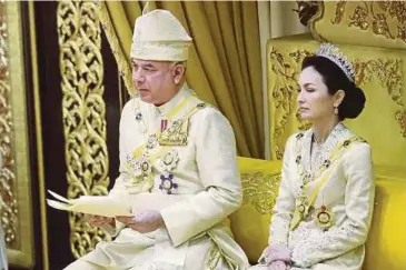  ??  ?? SULTAN Nazrin dan Tuanku Zara Salim pada Istiadat Penganuger­ahan Darjah Kebesaran Negeri Perak, semalam.