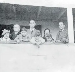  ??  ?? En viaje. La familia Domenech -Norberto es el primer varón desde la izquierda- en el barco que los llevó a España en julio de 1936.
