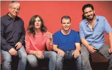  ?? FOTO: PR ?? Sind für ihre Single „Questo Mondo“geehrt worden: Manfred Zmeck, Sandra Dell’Anna, Juan Moreno und Matias Collantes (von links).