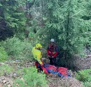  ?? ?? Nel bosco La salma recuperata dai soccorrito­ri