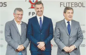  ??  ?? Vítor Baía acompanhad­o pelo selecionad­or Fernando Santos e pelo presidente Fernando Gomes