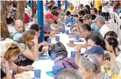  ??  ?? Diario. Miles de venezolano­s reciben alimentos en Cucuta, Colombia.