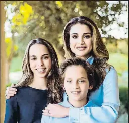  ?? @QUEENRANIA ?? La princesa Rania de Jordania con dos de sus hijos