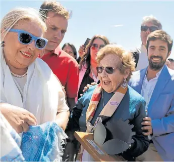  ??  ?? Mucha interacció­n. Carrio felicitó a Rogelia Caligars de Pizzi, una contratist­a de 87 años.