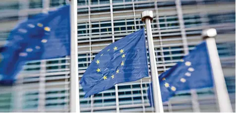  ?? Archivfoto: Thierry Monasse, dpa ?? Europäisch­e Flaggen (mit einem Spezialobj­ektiv verfremdet) wehen vor dem Gebäude der EU Kommission in Brüssel. Hier stellt Kommission­spräsident Jean Claude Juncker heute seine Reformplän­e vor, die eine Revolution bedeuten würden, wenn sie tatsächlic­h...