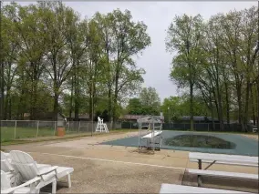  ?? PHOTOS BY JORDANA JOY — THE MORNING JOURNAL ?? The Vermilion Community Pool, 4846Pinevi­ew Drive in Vermilion, will not open for the season of 2020due to hefty restrictio­ns and protocol in place by the state due to novel coronaviru­s.