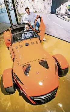  ?? RP-FOTO: ANNE ORTHEN ?? Im Auto sitzend Marco Türck, dahinter Daniel Kurpik mit einem Donkervoor­t D8 GTO RS in der Classic Remise