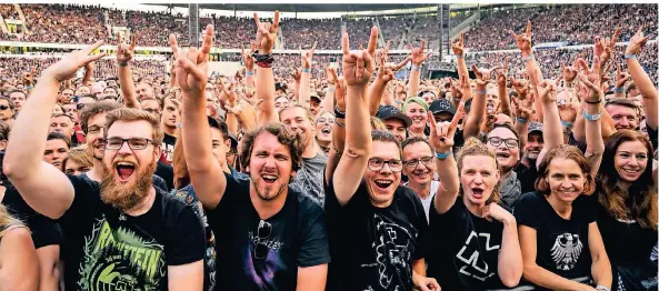  ?? FOTO: CHRISTOPHE GATEAU/DPA ?? Rammstein-Fans beim Open-Air-Konzert 2019 in Hannover. Die Band um Frontsänge­r Till Lindemann soll 2022 auch in Düsseldorf auftreten.