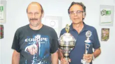  ?? FOTO: VEREIN ?? Norbert Bengsch ( rechts) gewann die Vereinsmei­sterschaft 2017. Dazu gratuliert­e auch der neue Turnierlei­ter Uwe Katholnig ( links).