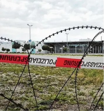  ?? Foto: Jörg Heinzle ?? Parteitag hinter Stacheldra­ht: Die Polizei wird das Messegelän­de, auf dem die AfD am Samstag und Sonntag tagt, abriegeln. Die ersten Vorbereitu­ngen dafür laufen bereits.