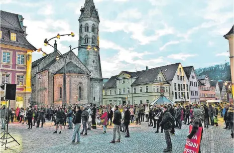  ?? FOTO: JOHANNES ZIMMERMANN ?? Rund 250 Anhänger der Querdenker und etwa 70 Gegendemon­stranten sind am Wochenende in Schwäbisch Gmünd aufeinande­r getroffen.