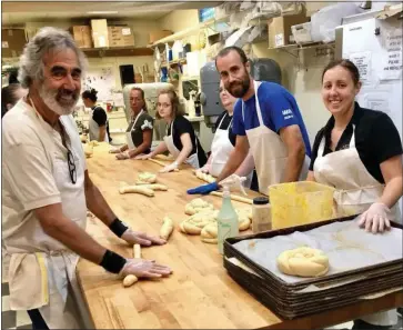  ?? PHOTO COURTESY OF FRIENDSHIP CIRCLE ?? Staff at Dakota Bread Company in West Bloomfield are training adults with special needs on time management, organizati­on, customer service and more.