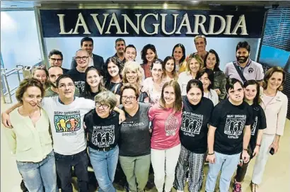  ?? ÀLEX GARCIA ?? Integrante­s de Best Buddies visitaron el martes de la semana pasada la redacción de La Vanguardia y posaron en la entrada