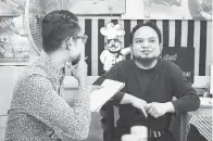  ?? — Gambar Bernama ?? PUAS HATI: Amiruddin Ishak berkongsi pengalaman ketika mengunjung­i Cafe Salim.