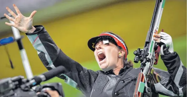  ?? Foto: Philippe Lopez, afp ?? Der Moment, in dem der Olympiasie­g feststand: Barbara Engleder holt Gold im Dreistellu­ngskampf.