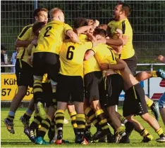  ?? Fotos (3): Roland Geier ?? Es ist geschafft: Die TSG Untermaxfe­ld kehrt nach dem gestrigen 1:0 Erfolg gegen den TSV Firnhabera­u in die Kreisliga Ost zurück. Trainer Luggi Müller (Bild unten rechts, rechts) erweist sich – zumindest kurzzeitig – als „stiller Genießer“.