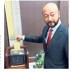  ??  ?? On the dot: Mukhriz Mahathir clocking in for work as Kedah Mentri Besar at his office in Wisma Darulaman, Alor Setar.