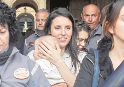  ?? MANUEL GÓMEZ ?? La ministra de Igualdad, Irene Montero, y detrás de ella su asesora Teresa Arévalo, en Sevilla, en marzo