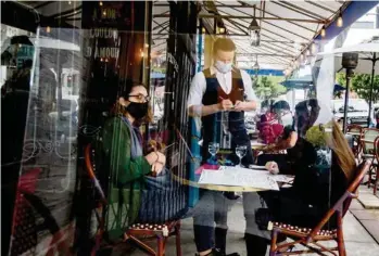  ?? (GINA FERAZZI/LOS ANGELES TIMES) ?? Une terrasse de Los Angeles, à la mode parisienne, avec ses parois de plexiglas.