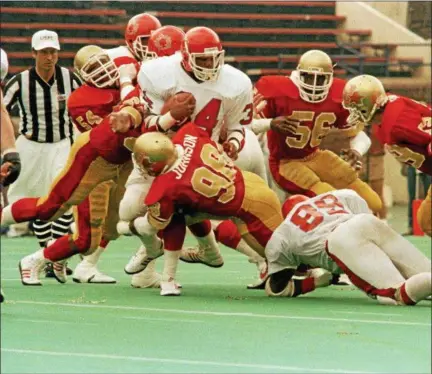  ?? ASSOCIATED PRESS FILE ?? Philadelph­ia Stars linebacker Mike Johnson (98) tackles Herschel Walker of the New Jersey Generals in a 1984 USFL game. Johnson later played for the Browns.