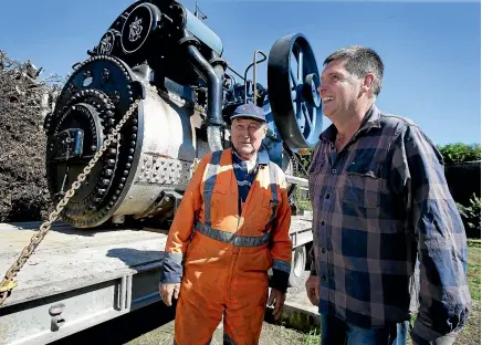  ?? ROBYN EDIE/STUFF ?? Thornbury Vintage Tractor and Implement Club president Fraser Pearce and club member Tom Parkes, left, after the Smith crane lifted the 1911 Garrett stationary steam engine onto a truck, to relocate it to the club’s museum at Thornbury.