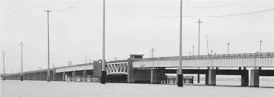  ?? James Nielsen / Houston Chronicle ?? Officials say the drawbridge on the Pelican Island Causeway is impeding industrial developmen­t because it’s too narrow and doesn’t have enough weight capacity.