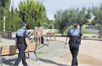  ?? EL PERIÓDICO ?? Dos agentes de la Policía Local de Monzón pasean por un parque de la capital del Cinca Medio.