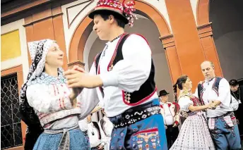  ?? Foto: František Vlček, MAFRA ?? Víno u zámku Lidové pojetí mělo také Trojské vinobraní, které přilákalo do zámku v Troji i do nedaleké botanické zahrady tisíce návštěvník­ů. K dostání bylo mimo jiné víno z tamní vinice.