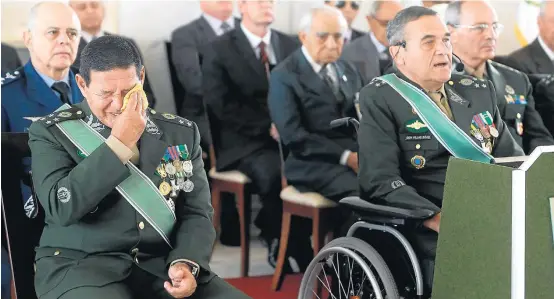  ?? ANDRE DUSEK/ESTADAO ?? Despedida. Emocionado, Antônio Hamilton de Mourão passou à reserva em cerimônia ao lado do comandante do Exército, general Eduardo Villas Boas