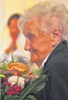  ?? FOTO: HELMUT VOITH ?? Literarisc­her Abend zu Maria Beigs 95. Geburtstag: Die Geehrte freut sich über die Hommage.