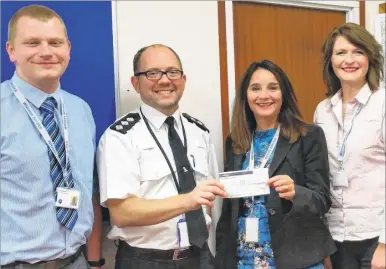  ?? Picture: Kent Police ?? Ben Robinson, Insp Andy Bidmead, Gay Larter and Anne Evans with a cheque for £595 for Ashford’s Citizens Advice Witness Service