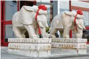  ?? Fotos: Julian Leitenstor­fer ?? Die beiden steinernen Elefanten sind so etwas wie das äußerliche Markenzeic­hen des neu eröffneten Gourmet Tempels, den Lillian Hu mit ihrem Mann betreibt. Die Vielfalt der Speisen (Foto oben) ist beeindruck­end.