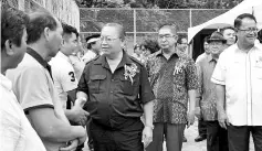  ??  ?? Pairin and Maximus being greeted by well-wishers upon arrival for the Barisan Nasional/ PBS Election Machinery Briefing and Kampung Kirokot Raya do on Saturday.