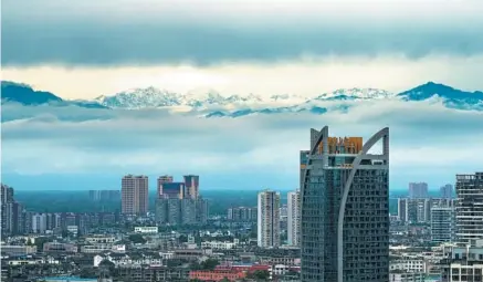  ?? TIAN XIANGHE / FOR CHINA DAILY ?? Chengdu, a metropolis in southweste­rn China, provides a snow-capped mountain view.