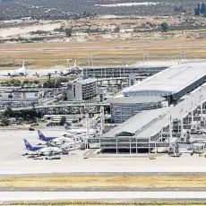  ??  ?? LATAM es el principal operador del aeropuerto de Santiago.