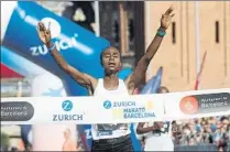  ?? FOTOS: PEP MORATA Y JOAN LANUZA ?? La Zurich Marató de Barcelona, con más de 17.000 corredores, fue un éxito deportivo con los récords de Alemu Bekele (2h06.04) y Kuftu Tahir (2h24.44)