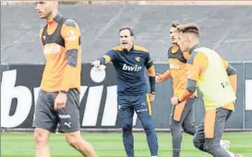  ?? FOTO: EFEZ ?? Salvador González, Voro, ya dirigió ayer el entrenamie­nto de la plantilla valenciani­sta