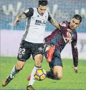  ?? FOTO: EFE ?? Dani García El centrocamp­ista del Eibar trata de frenar al valenciani­sta Santi Mina